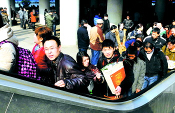 10日铁路迎来节后返程客流高峰 十堰站增开至广州临客