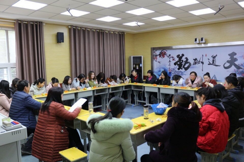 双台乡九年制学校举行三八节女职工座谈会