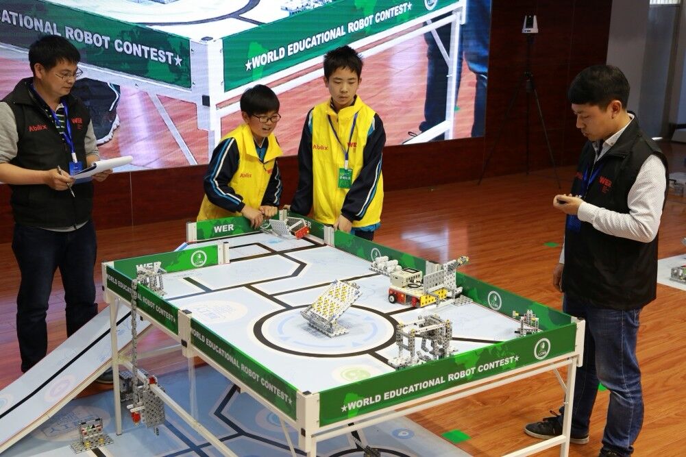 竹山县举办第一届WER机器人竞赛