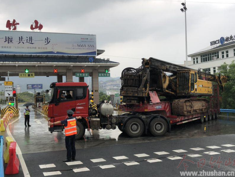 汉十高速路政冒雨完成“巨无霸”设备护送