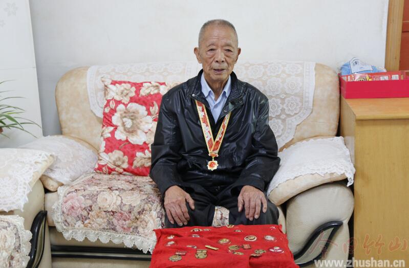 龚举海为老战士老同志、先进劳模代表颁发“庆祝中华人民共和国成立70周年”纪念章