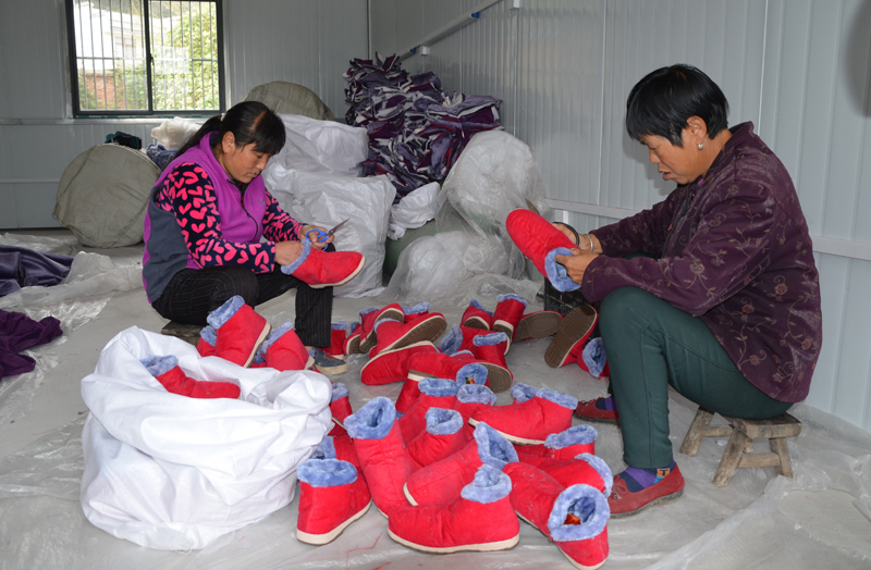 小棉鞋带动贫困户增收