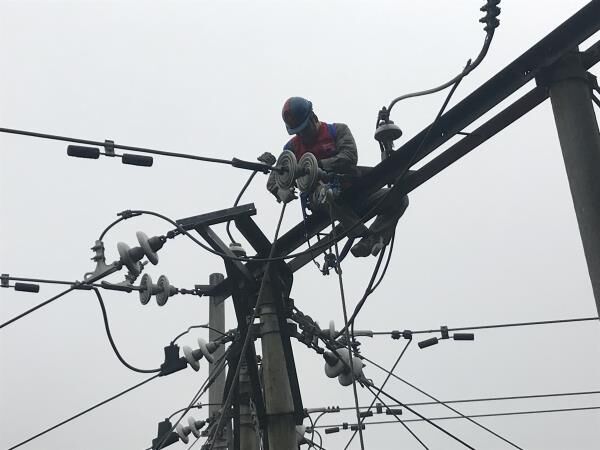 竹山供电公司：五个“加强”应对强降温天气