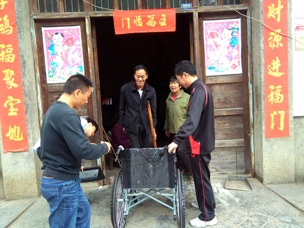 县新闻办：赠送轮椅助推残疾人创业