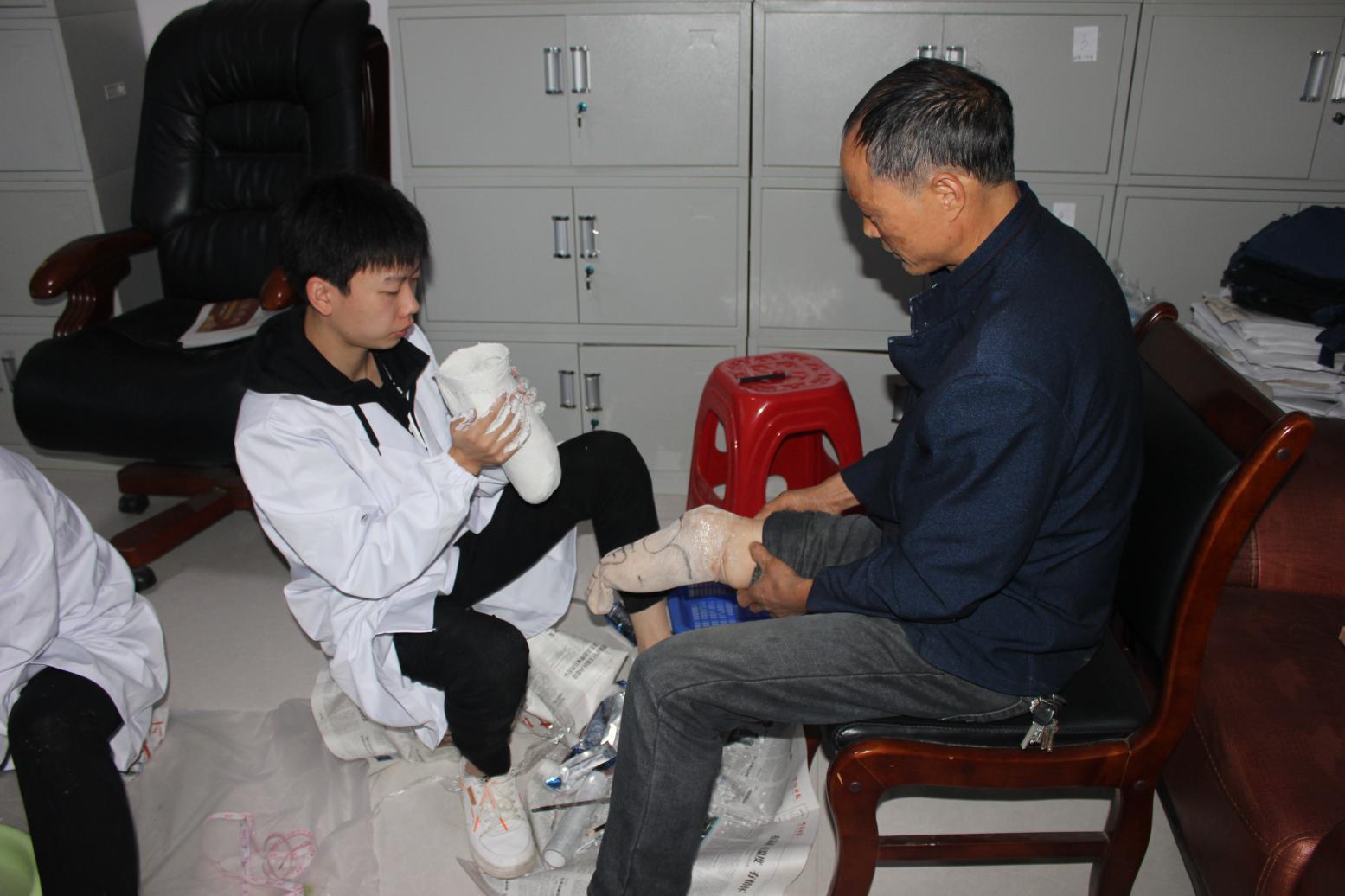 竹山县残联为33名贫困残疾人适配假肢