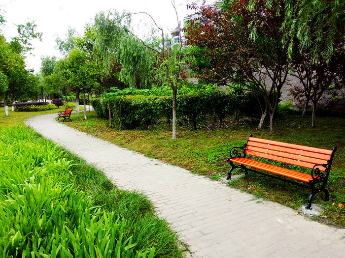 竹山滨河公园安装新座椅让市民休闲更舒心