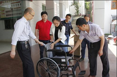 竹山法院干警为残疾贫困户送轮椅真情暖人心