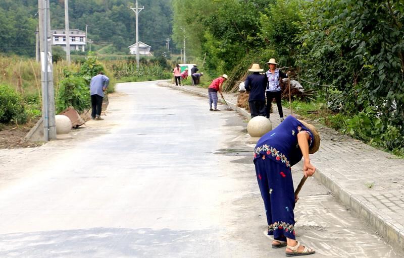 竹坪乡：村民自发清扫道路 助力美丽乡村建设