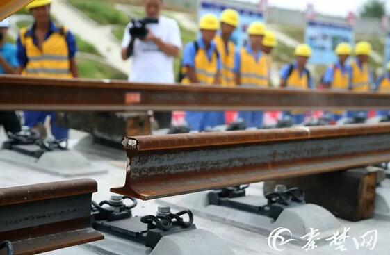 汉十高铁建设开始全线铺轨 西十高铁年底将开工