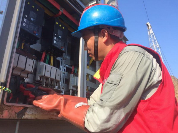 竹山供电公司：为高温下设备进行“体检”