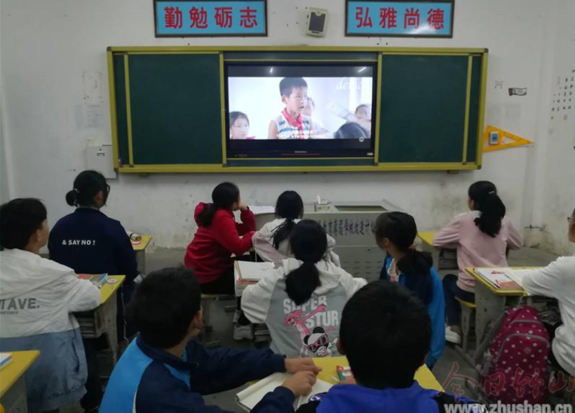 深河乡九年一贯制学校组织师生观看《好好回家》电影