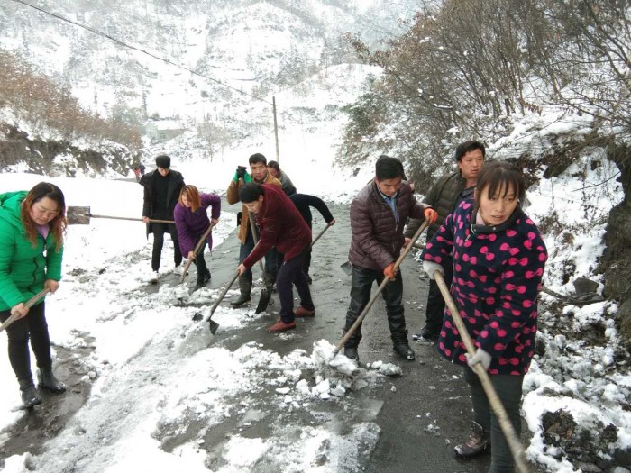 竹坪乡：干部群众上路扫雪保畅通
