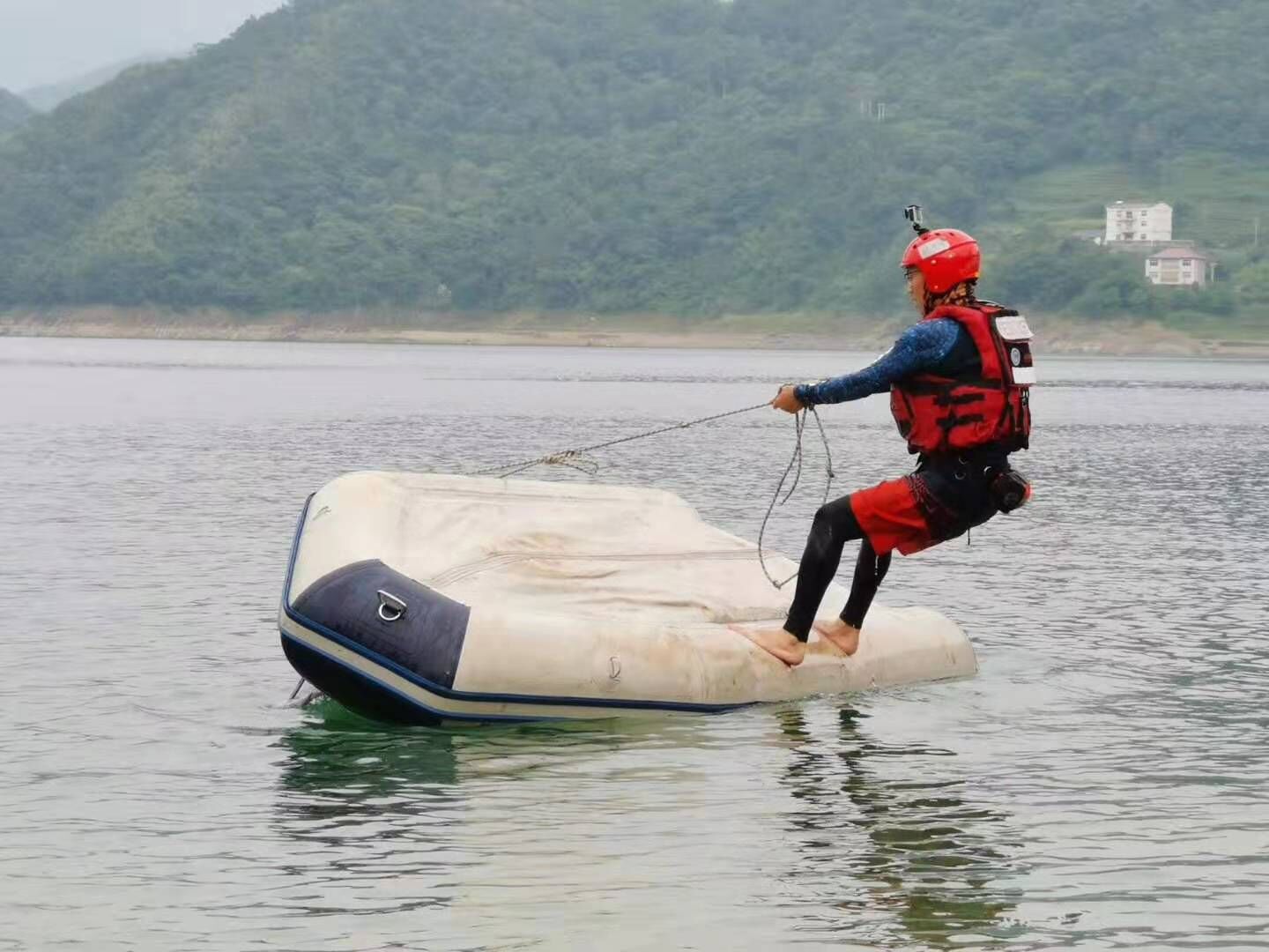 竹山消防开展水域救援训练