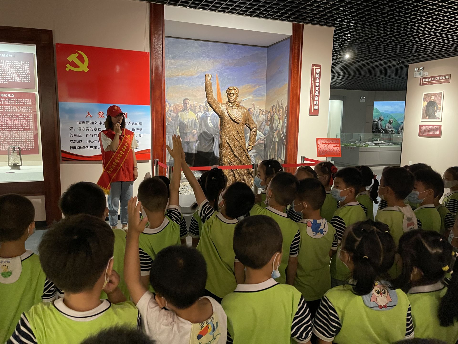 人之初幼儿园集体参观县博物馆