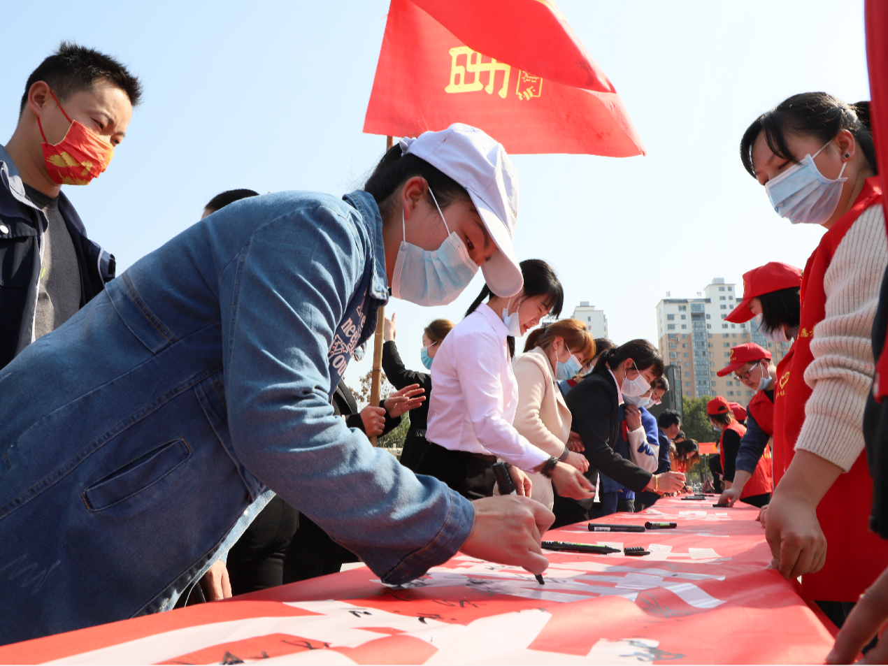 宝丰镇开展“反对餐饮浪费  落实光盘行动”签名活动