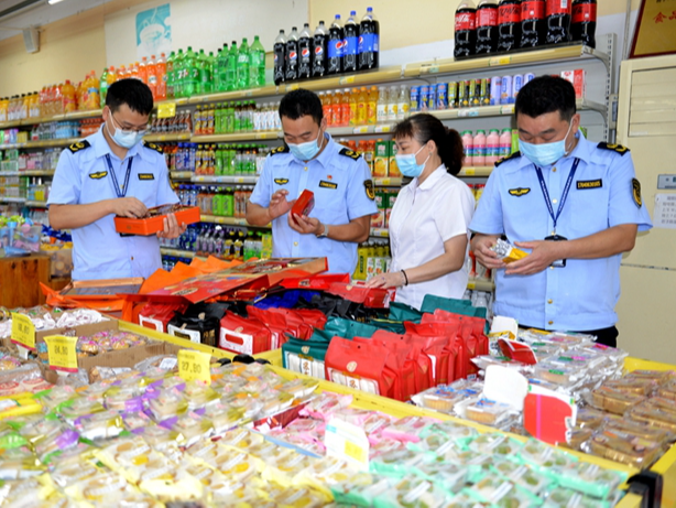 上庸镇：拧紧节前食品“安全弦”