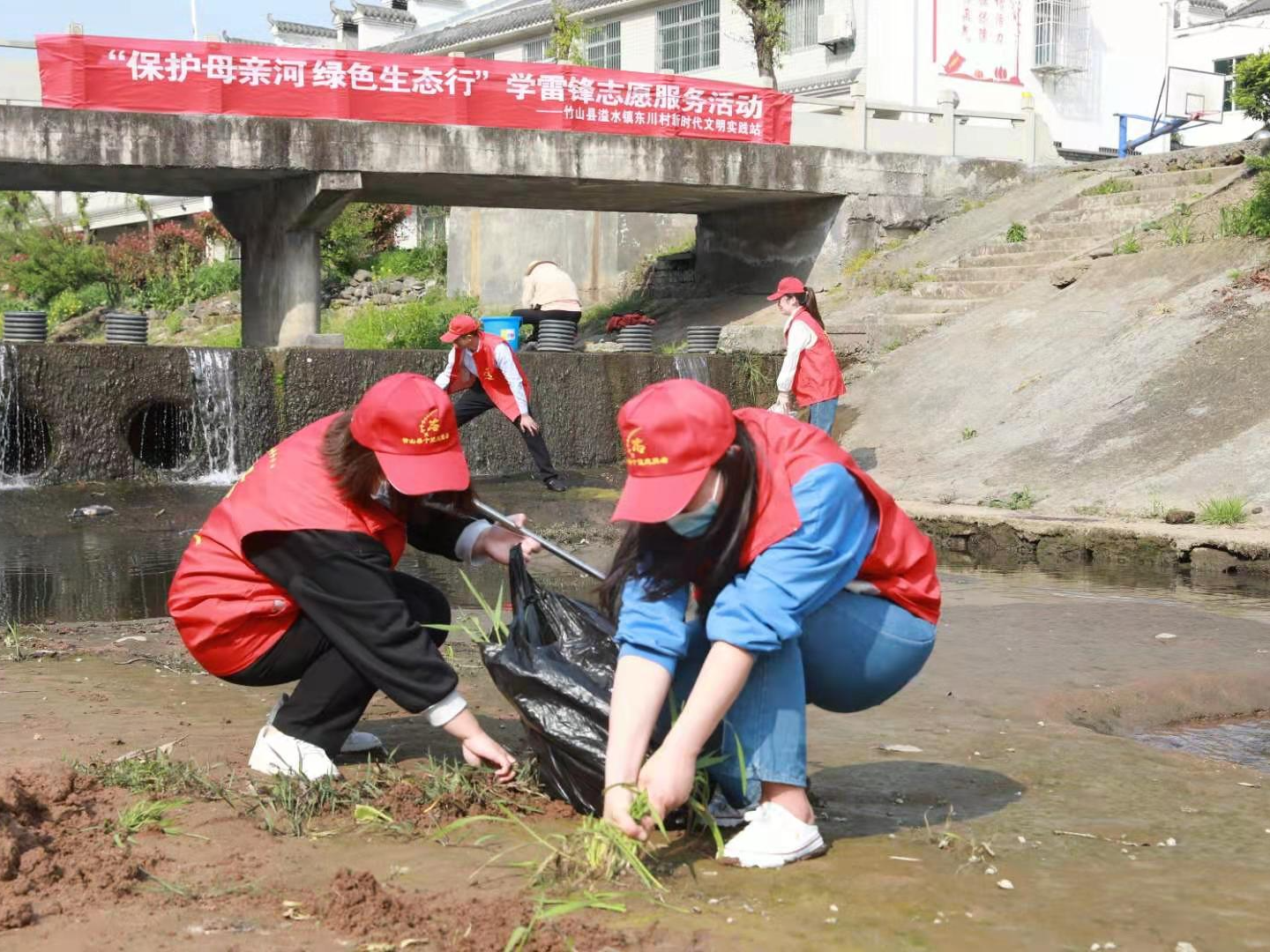 溢水镇东川村开展清理河道志愿服务