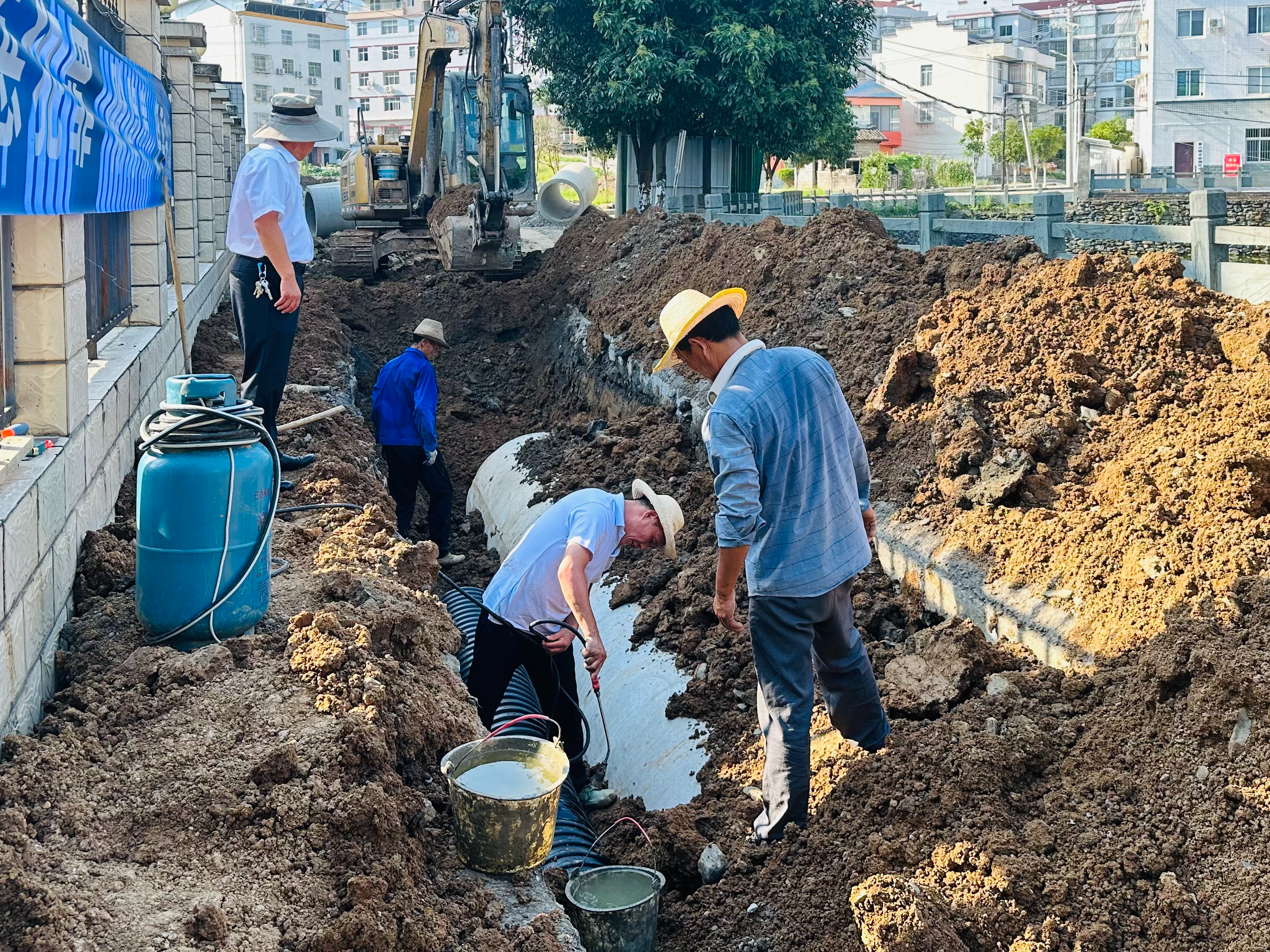 秦古镇：改造污水管网 提升人居环境