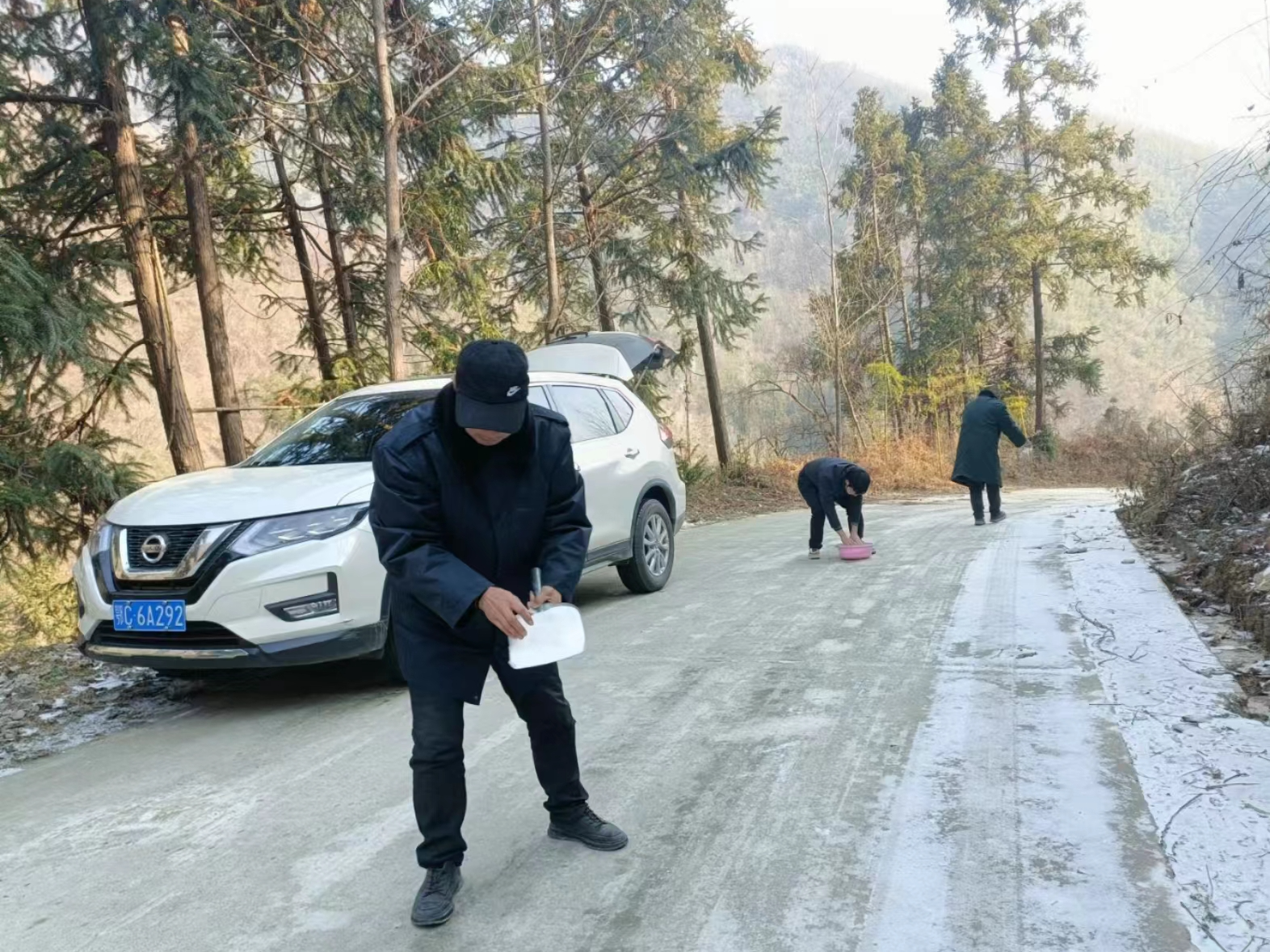 撒盐破冰除隐患　 守护出行暖民心