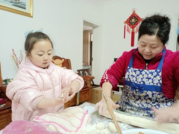 53余岩 作品名称：家的味道。作品介绍：这是小时候的味道，更是家的味道。大手与小手，传递着家的大爱与小爱，打造出像手中珍馐样的幸福生活。_proc