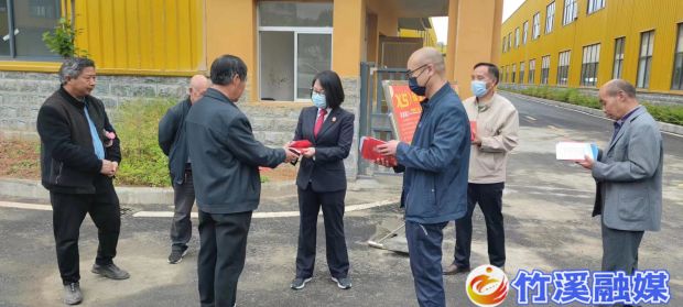 5月13日，蒋家堰法庭联合司法所送法进企业，在蒋家堰制鞋产业园开展法律宣讲活动。