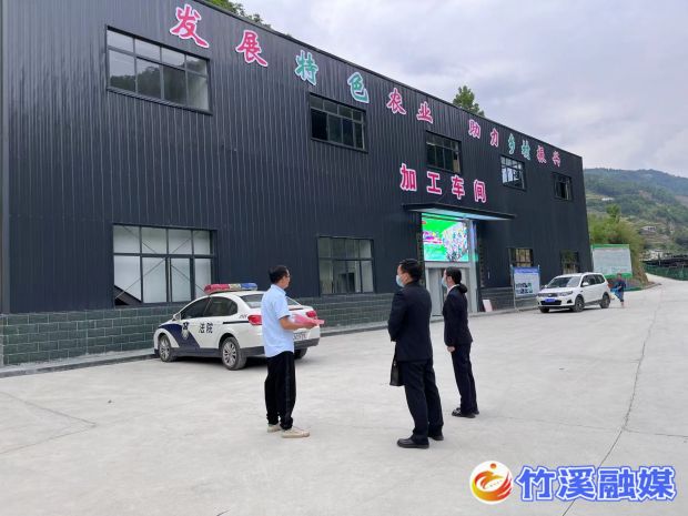 5月13日，新洲法庭庭长张寅霜带领干警深入辖区企业大走访