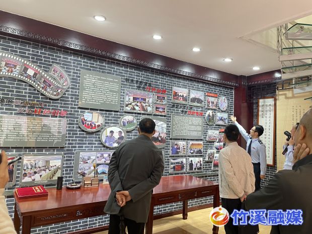 到税务局老干部党支部观摩学习