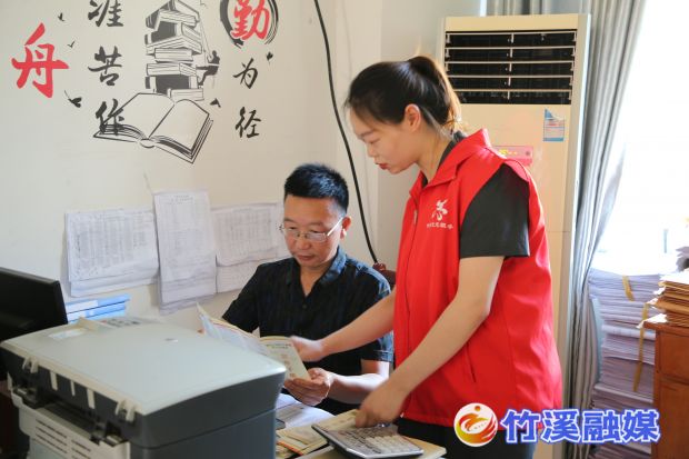 给仍在学校加班的老师们发放法治宣传手册 (1)