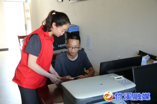 给仍在学校加班的老师们发放法治宣传手册