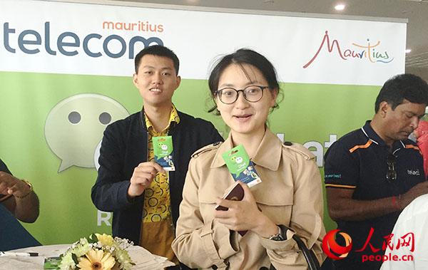 图为获得免费体验微信电话卡的中国游客。 （中国驻毛里求斯大使馆供图）