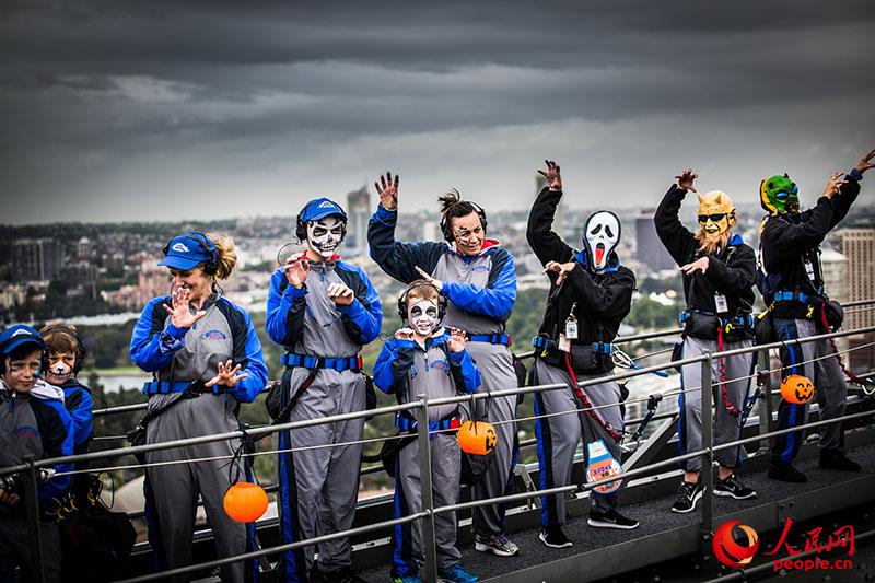 澳大利亚星光儿童基金会儿童在大桥之巅庆祝万圣节