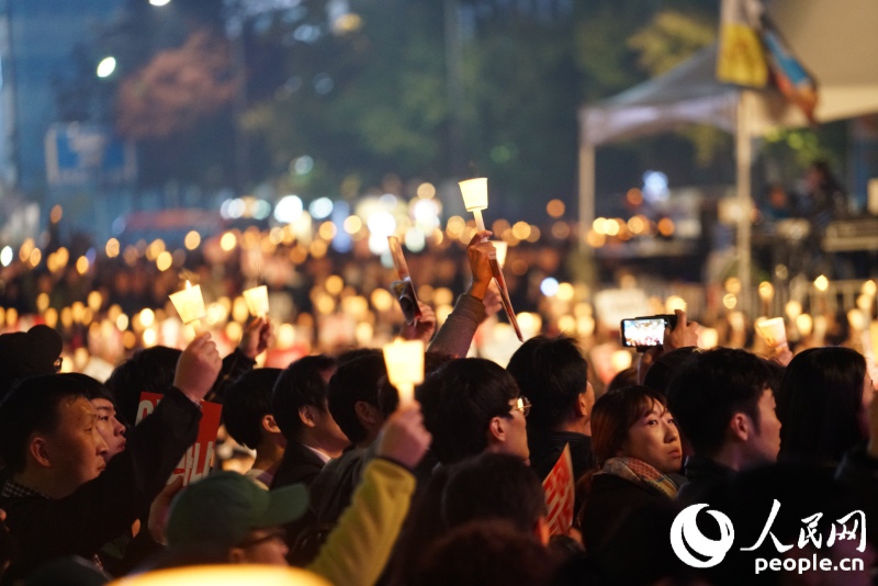 韩国5日爆发大规模烛光集会，要求总统朴槿惠为“亲信干政门”负责并下台。夏雪摄