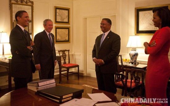 奥巴马初入白宫 小布什当&ldquo;导游&rdquo;