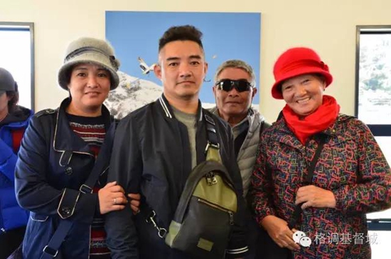 在王修柏老人（右一）一家四口脸上丝毫看不出地震对他们的影响
