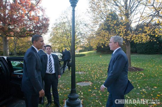 奥巴马初入白宫 小布什当&ldquo;导游&rdquo;