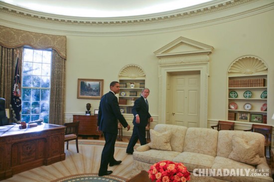 奥巴马初入白宫 小布什当&ldquo;导游&rdquo;