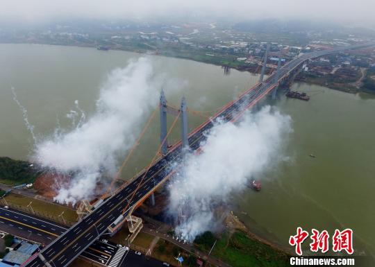 攻克两大世界性难题湖南株洲枫溪大桥建成通车