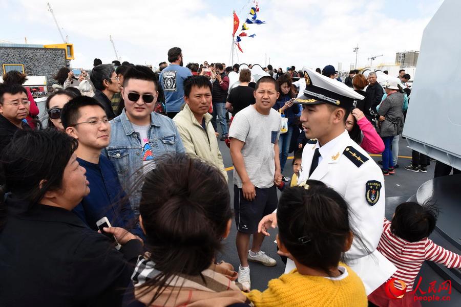 盐城舰官兵为参观的华人华侨介绍情况。  来永雷摄