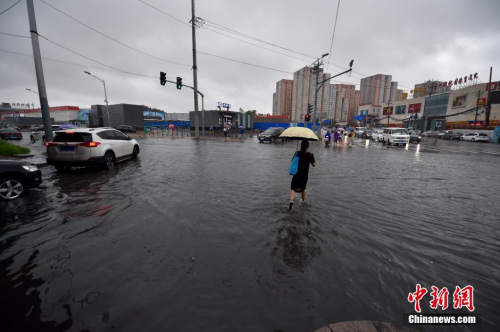 7月20日，北京遭遇特大暴雨袭击，全市平均降雨量已超过“7、21”，迅速成为焦点事件。中新网记者 金硕 摄