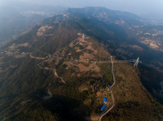 在重庆巫山县骡坪镇航拍验收中的±800千伏特高压线路（12月6日摄）。   新华社记者 刘潺 摄