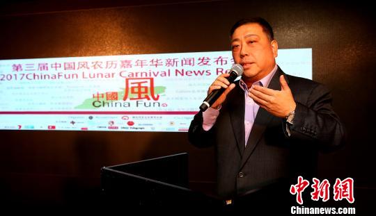 中国风嘉年华创办人、新南威尔士州上议员王国忠受伯物德市市长约汉。费克委托在新闻发布会上发言。　赖海隆 摄