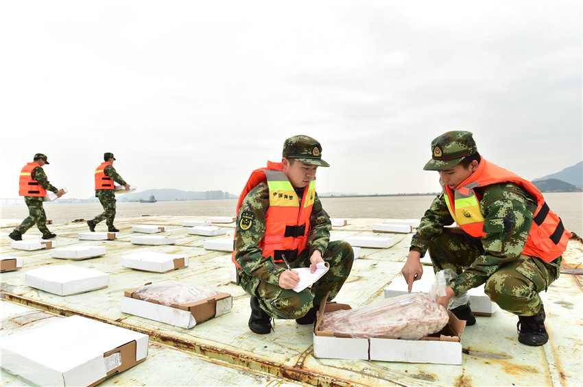 12月15日，福建海警一支队官兵正在清点冻品。