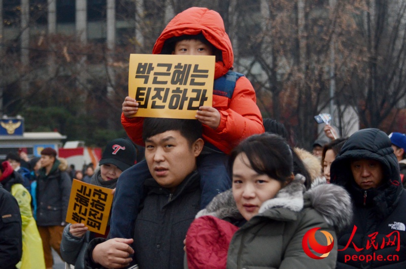 参加游行的市民 成硕摄 