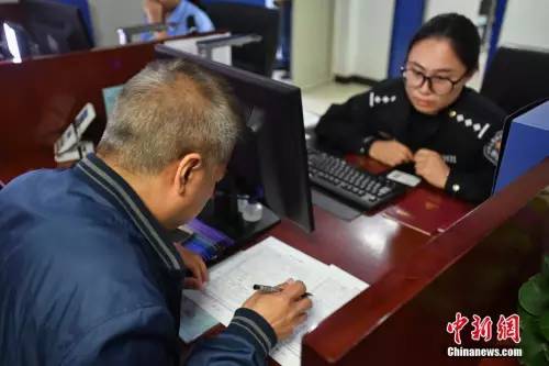 资料图:民众现场办理居住证。 <a target='_blank' href='http://www.chinanews.com/'>中新社</a>记者 崔楠 摄