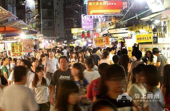 昔日人头攒动的台中逢甲夜市。（台湾《中时电子报》资料图） 