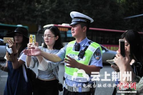 资料图：昆明交警网络直播执法，邀请网友围观。 <a target='_blank' href='http://www.chinanews.com/'>中新社</a>记者 刘冉阳 摄