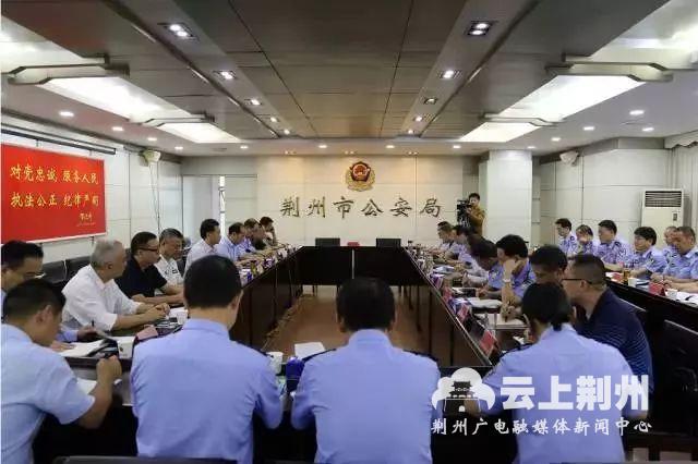 交警频出招，助力荆州创建国家环境保护模范城市！