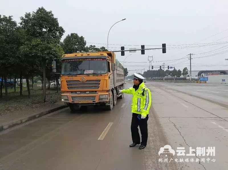 交警频出招，助力荆州创建国家环境保护模范城市！