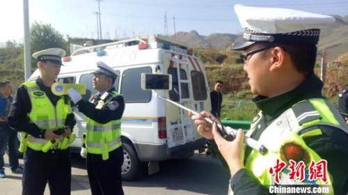 资料图：青海交警直播执法全过程。　张海雯摄