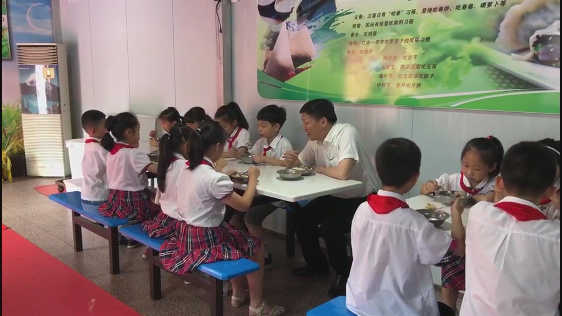 荆州区楚都中学的食堂内,工作人员正在摆放煮好的饭菜,工作人员告诉